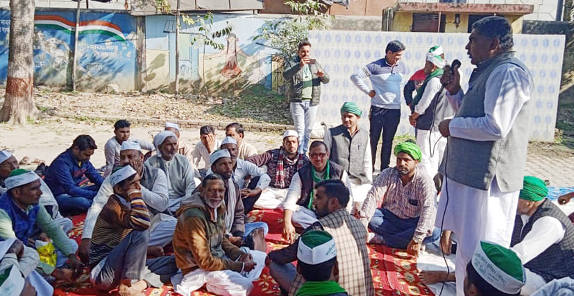 देवबंद में भाकियू (तोमर) के धरना प्रदर्शन में विचार रखते किसान नेता देवबंद में भाकियू (तोमर) के धरना प्रदर्शन में विचार रखते किसान नेता