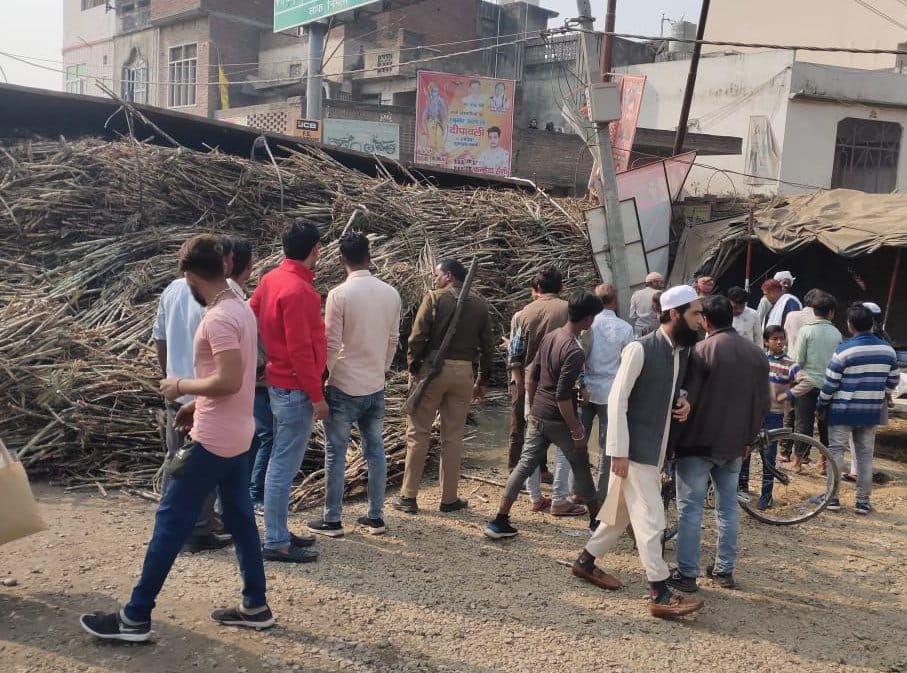 बाबारी में  पलटा पडा गन्ने से लदा ट्रक