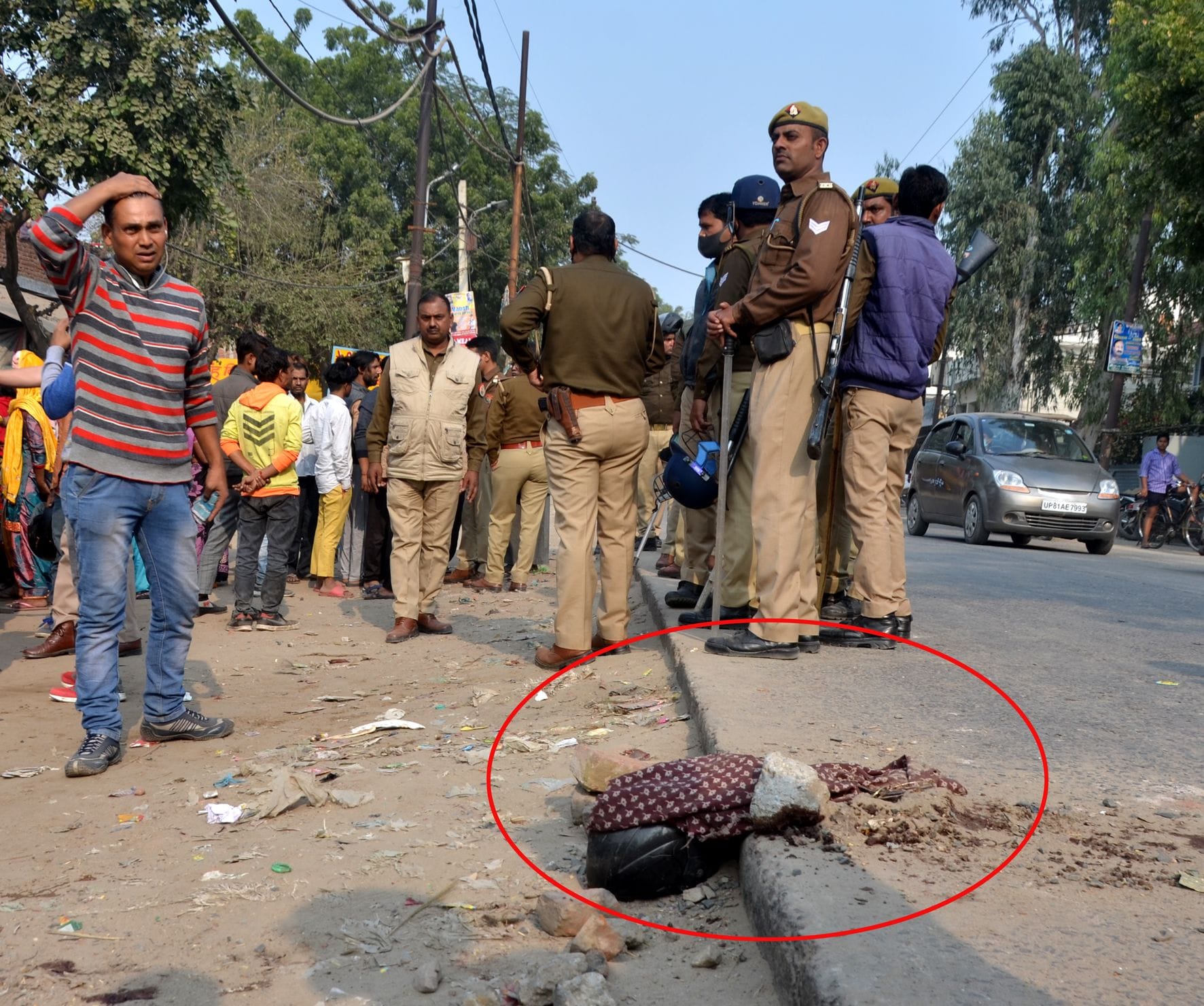खैर बाईपास नगला कलार पर सड़क दुर्घटना में हुई पवन की मौत के बाद घटनास्थल पर पड़ा हेलमेट। संवाद खैर बाईपास नगला कलार पर सड़क दुर्घटना में हुई पवन की मौत के बाद घटनास्थल पर पड़ा हेलमेट। संवाद
