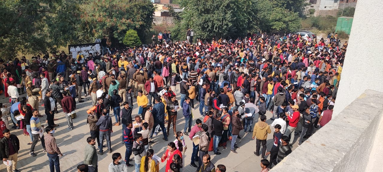 झांसी: बुंदेलखंड विवि के परीक्षा भवन पर यूपी टीईटी  निरस्त होने के बाद लगी परीक्षार्थियों की भीड़