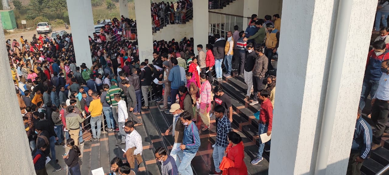 झांसी: बुंदेलखंड विवि के परीक्षा भवन पर यूपी टीईटी  निरस्त होने के बाद लगी परीक्षार्थियों की भीड़