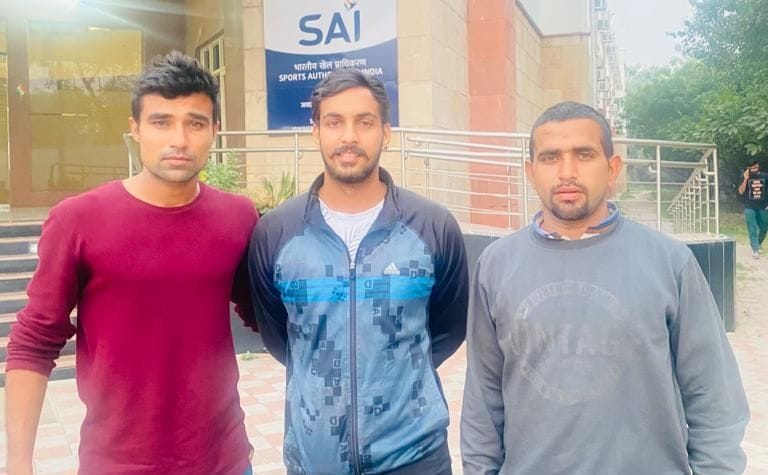 राष्ट्रीय फुटबॉल टीम में चयनित खिलाड़ी पंकज, आशीष व अतुल।. संवाद