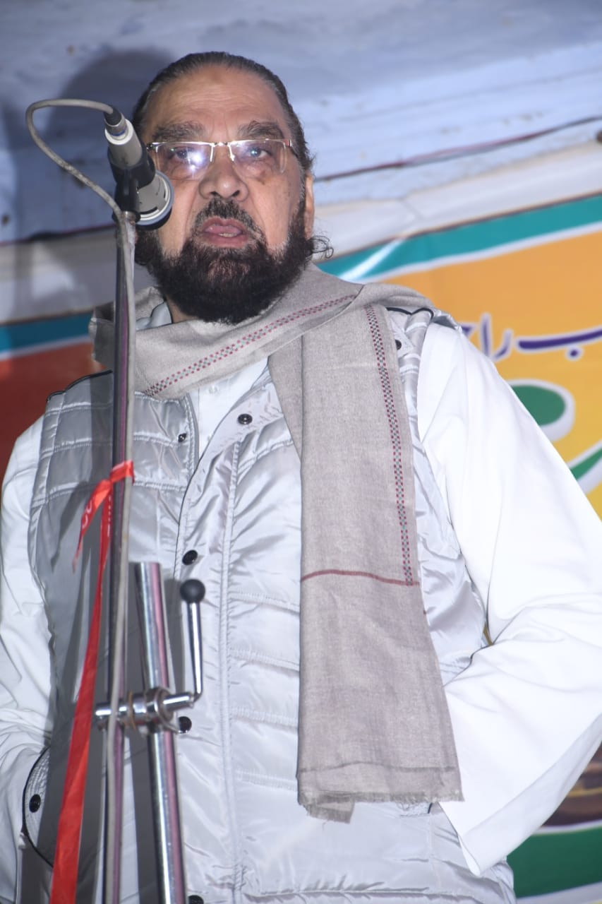 कलाम सुनाते शायर डा. नवाज देवबंदी कलाम सुनाते शायर डा. नवाज देवबंदी