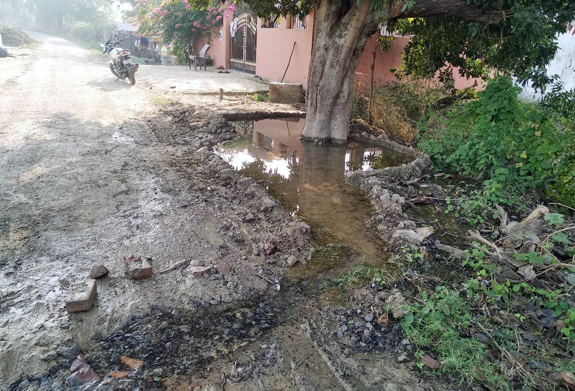 L'eau s'écoulant du pipeline de fuite dans le village de Gaura.