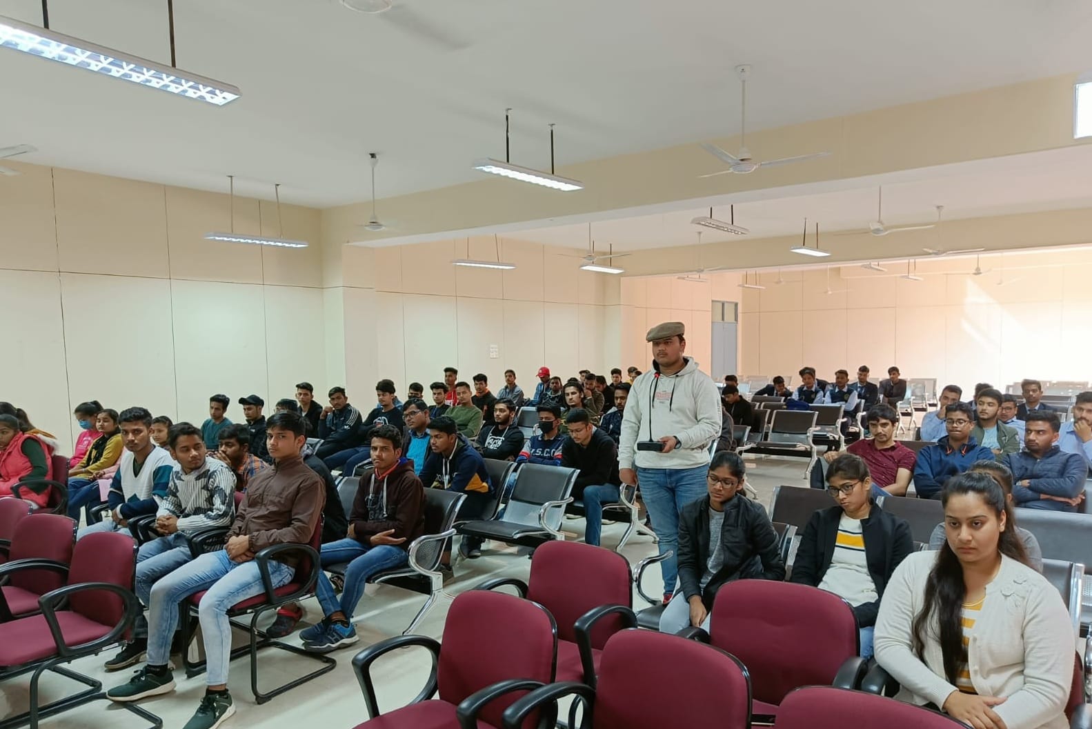 डॉ. शैलेश खर्कवाल के व्याख्यान में मौजूद इंजीनियिरिंग के छात्र-छात्राएं। विज्ञप्ति