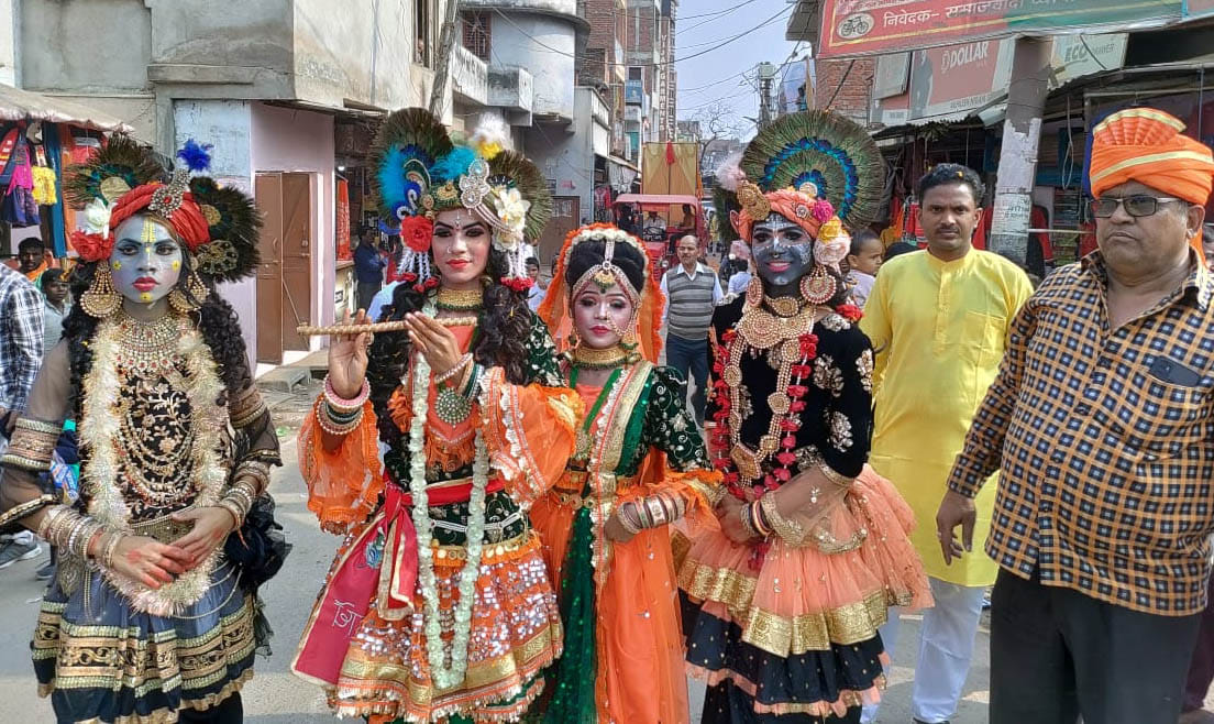 झांकी के दौरान श्रीकृष्ण राधा की वेशभूषा में शामिल कलाकार।