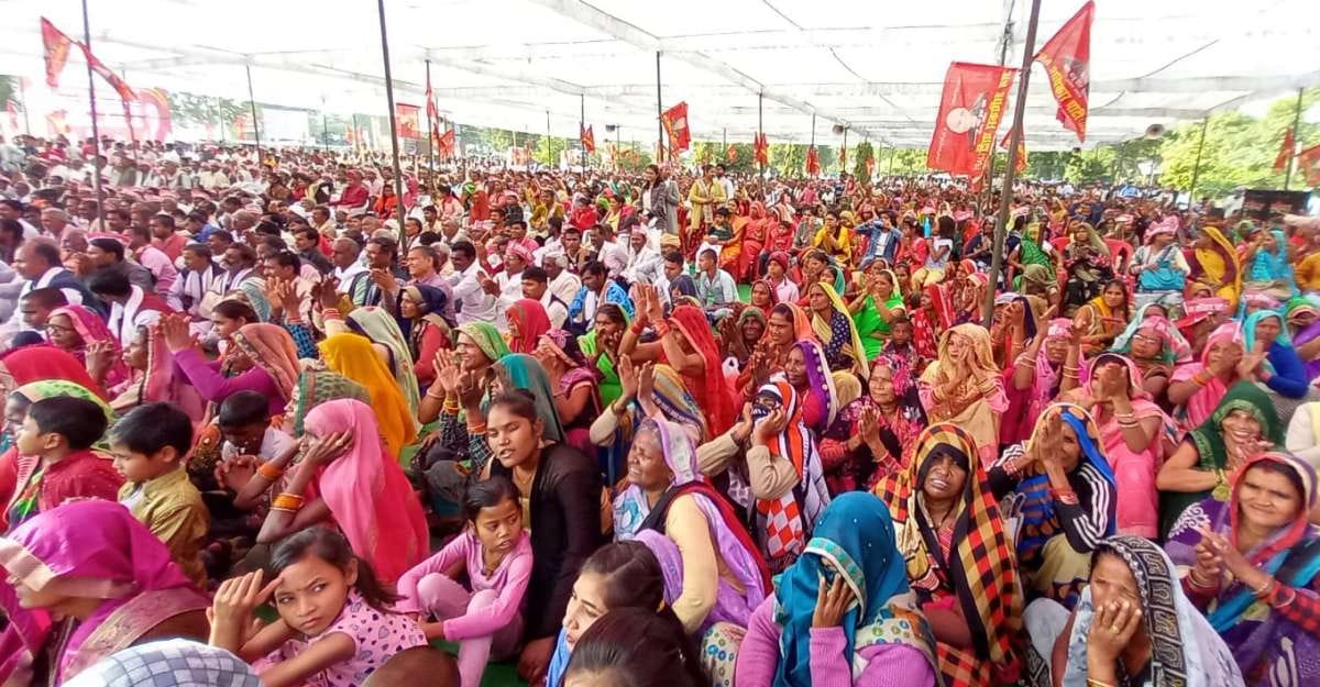 कॉलेज मैदान में जुटी लोगों की भीड़। कॉलेज मैदान में जुटी लोगों की भीड़।