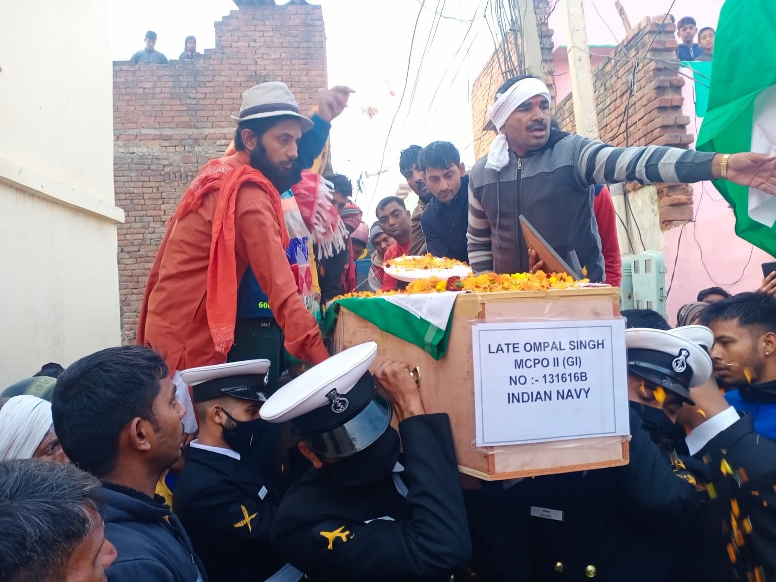 गांव खेड़ी तलवाना में नौसेना के जवान के पार्थिव शरीर को उतारते सेना के जवान और ग्रामीण। संवाद गांव खेड़ी तलवाना में नौसेना के जवान के पार्थिव शरीर को उतारते सेना के जवान और ग्रामीण। संवाद
