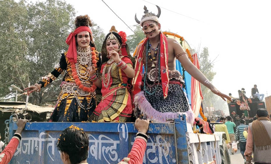 झांकी के दौरान भगवान शिव और पार्वती की वेशभूषा में कलाकार।