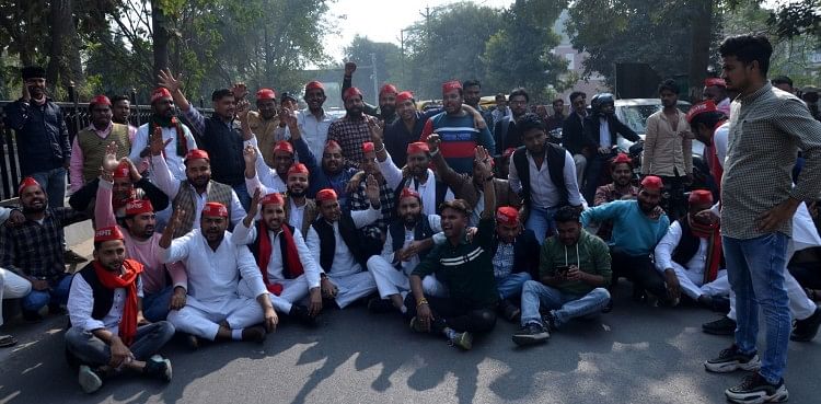 Aligarh News – Aligarh: Manifestation d’espions suite à une fuite de papier question TET