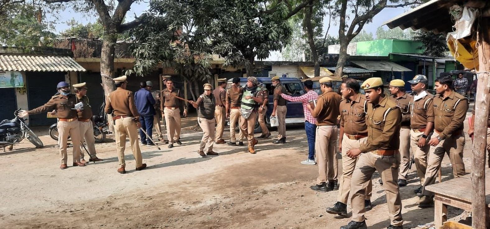 अंबेडकरनगर के पकड़ी भोजपुर में युवक की हत्या के बाद मौके पर हालात को काबू में करते पुलिस कर्मी। अंबेडकरनगर के पकड़ी भोजपुर में युवक की हत्या के बाद मौके पर हालात को काबू में करते पुलिस कर्मी।