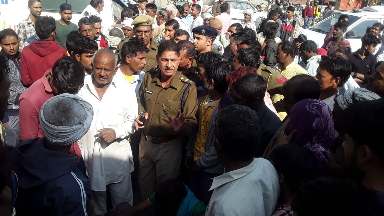 बापौली। मौके पर पहुंचे डीएसपी व पुलिसकर्मी मृतक के परिजनों से बात करते हुए। बापौली। मौके पर पहुंचे डीएसपी व पुलिसकर्मी मृतक के परिजनों से बात करते हुए।