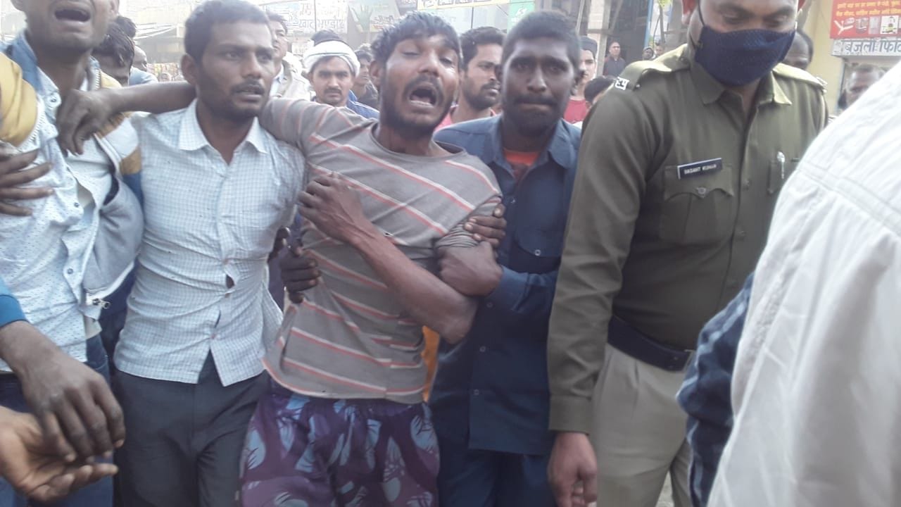 बापौली। मौके पर विलाप करते मृतक के परिजन। बापौली। मौके पर विलाप करते मृतक के परिजन।