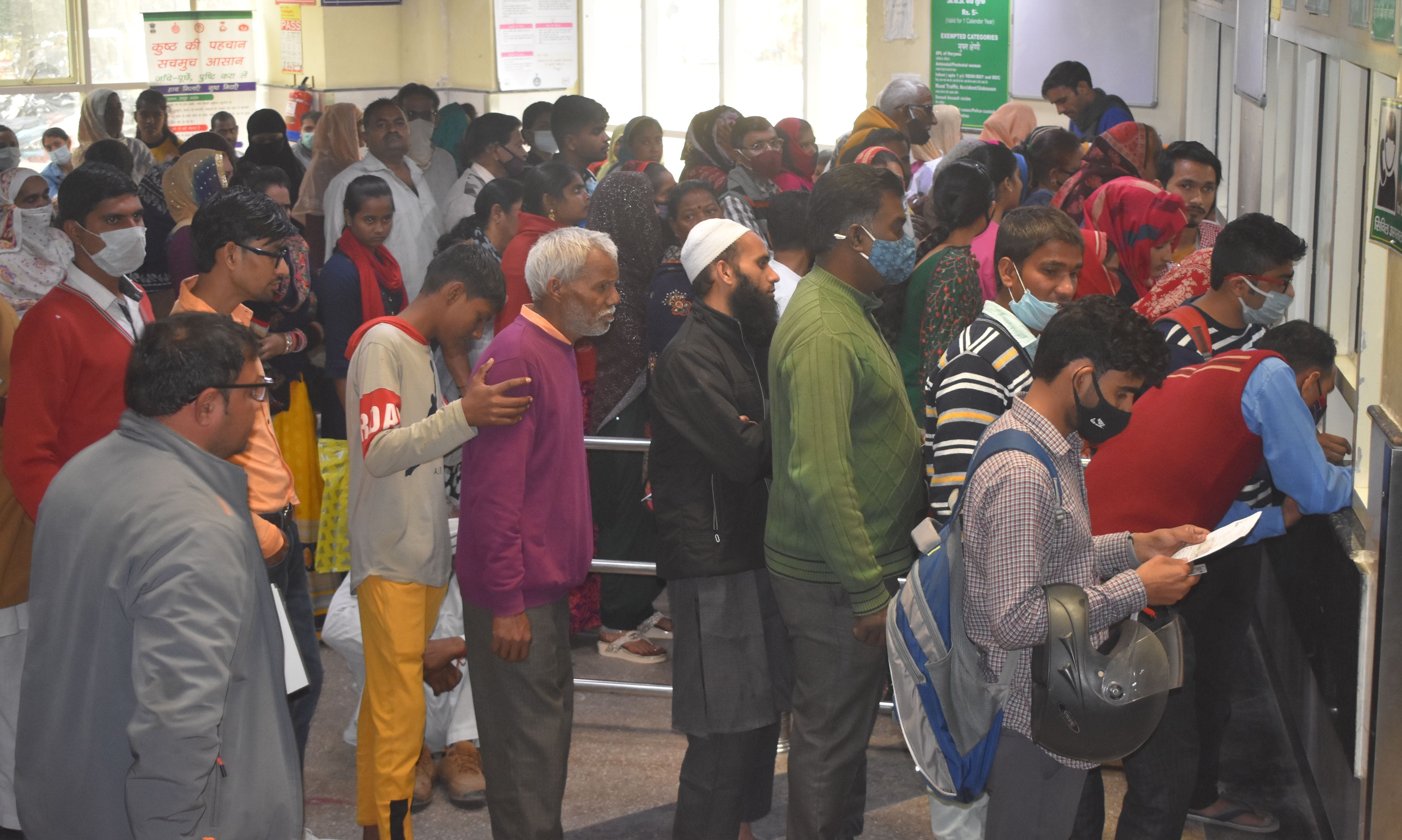 पानीपत। सिविल अस्पताल में पर्ची बनाने वाले काउंटर पर लगी हुई मरीजों की भारी भीड़। पानीपत। सिविल अस्पताल में पर्ची बनाने वाले काउंटर पर लगी हुई मरीजों की भारी भीड़।