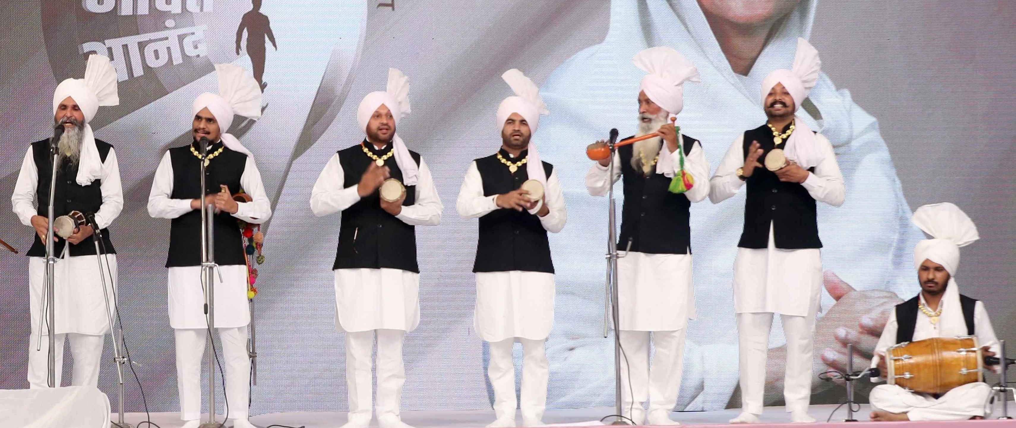 समालखा। समागम के दौरान गीत गाते हुए ।