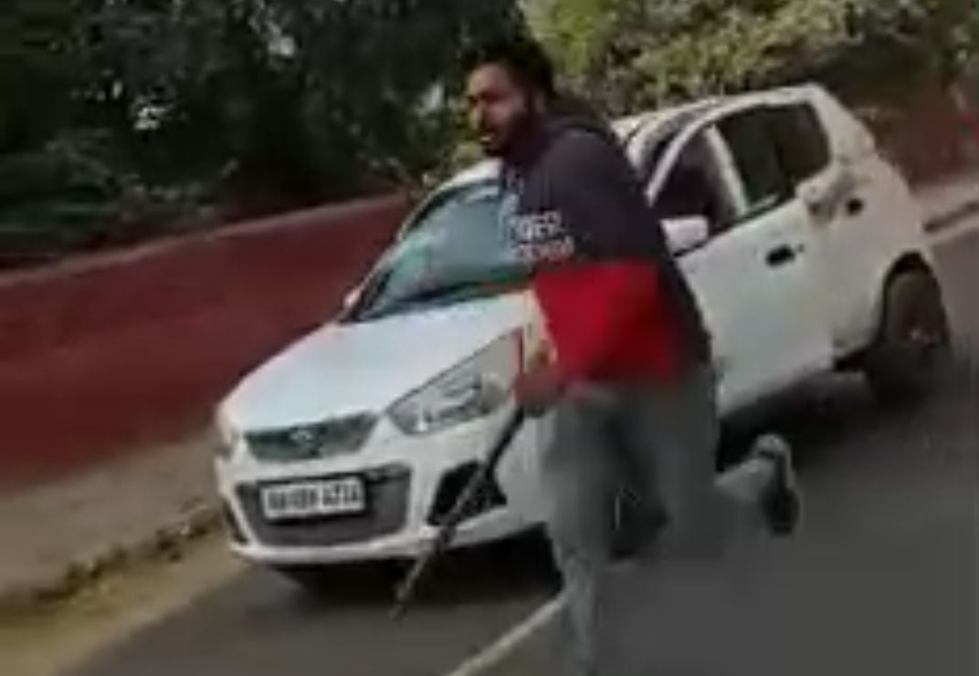 वारदात के समय डंडा लेकर सड़क पर दौड़ता युवक। संवाद