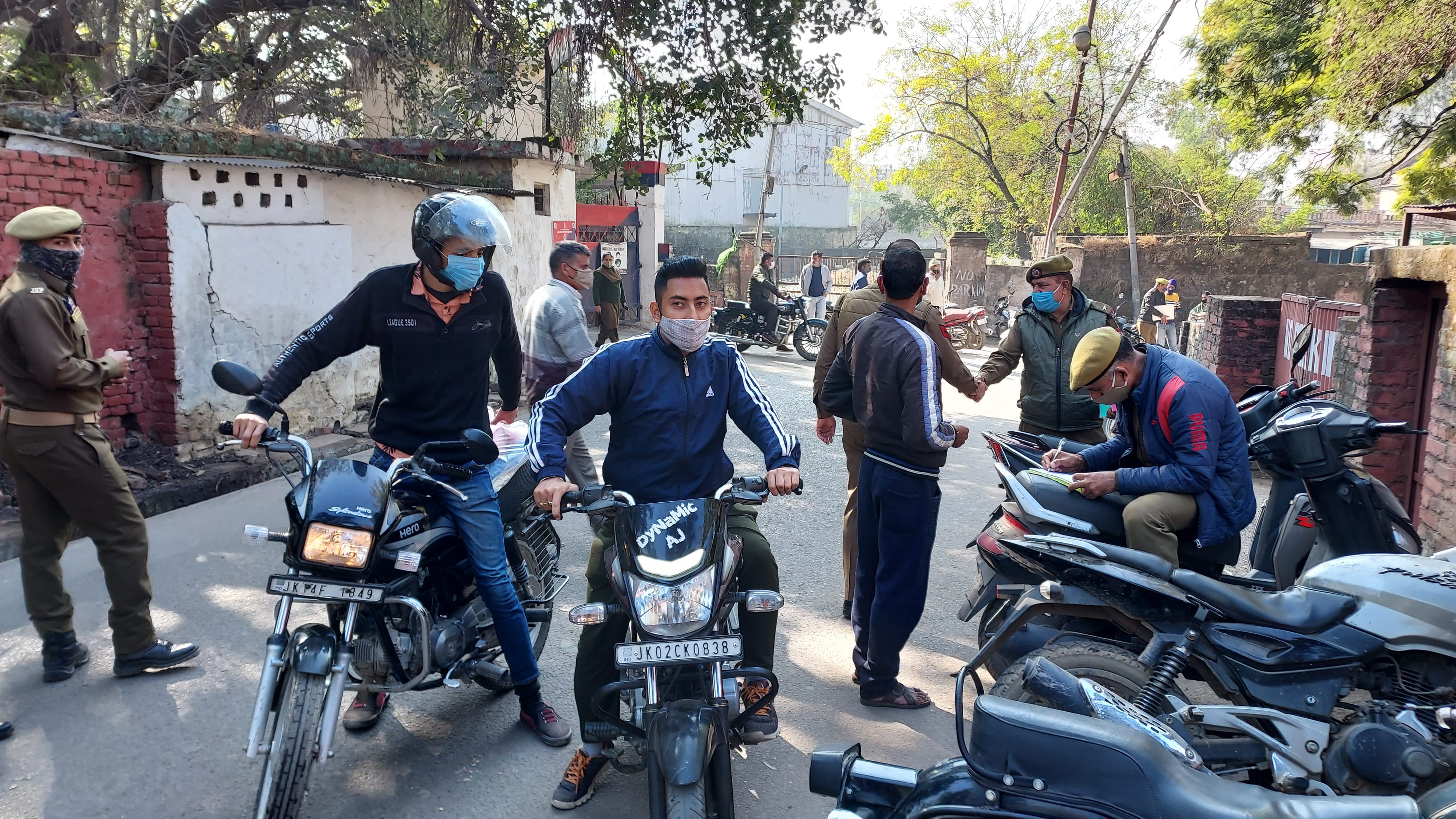 उधमपुर में बिना मास्क के बाहर निकलने वालों पर कार्रवाई करती पुलिस