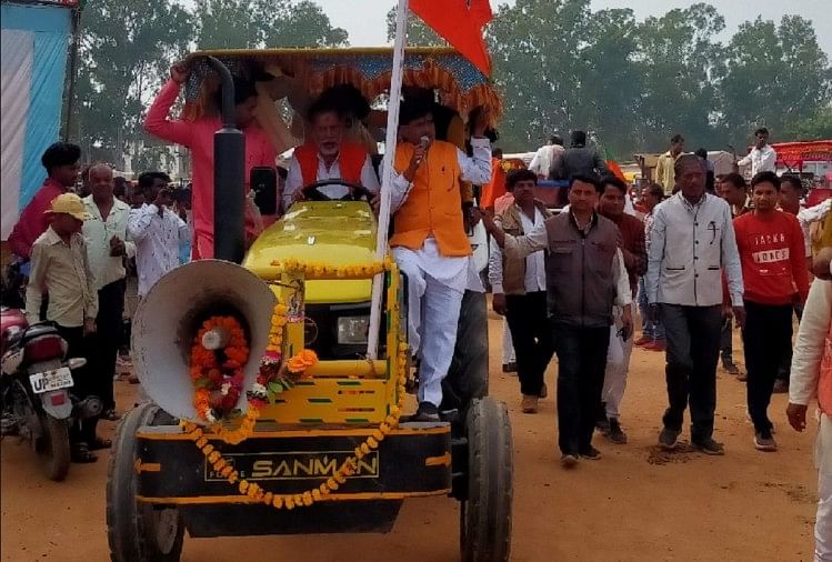 Pour séduire les agriculteurs, le ministre d’État a conduit le tracteur sur cinq kilomètres à Lalitpur