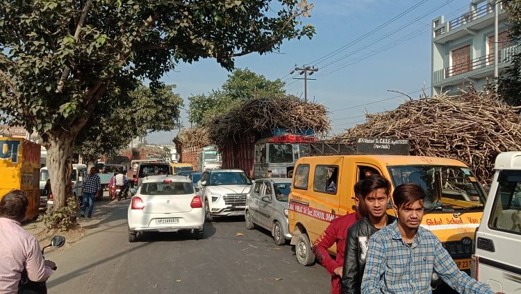 La route de contournement à Mandi Dhanaura a été bloquée dans la journée