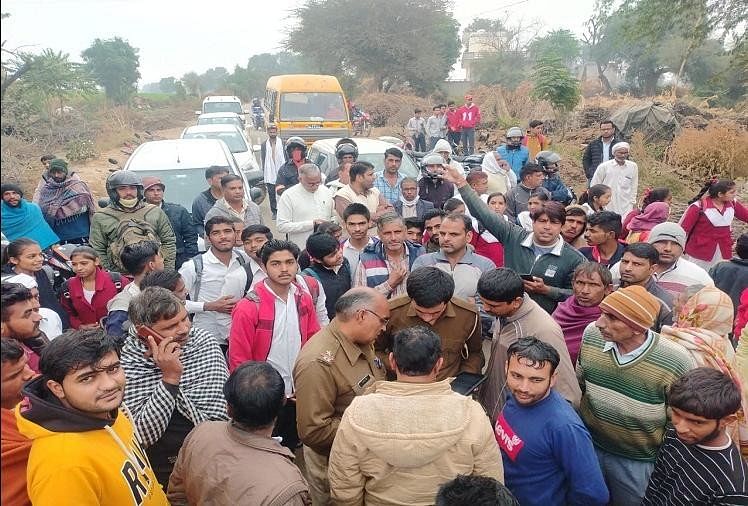 Siswa Memblokir Jalan Di Charkhi Dadri Haryana