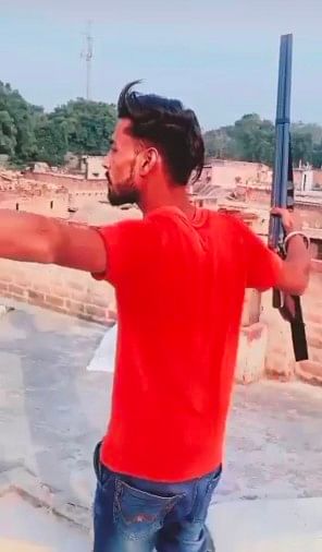 La vidéo d’un jeune homme armé devient virale, plainte