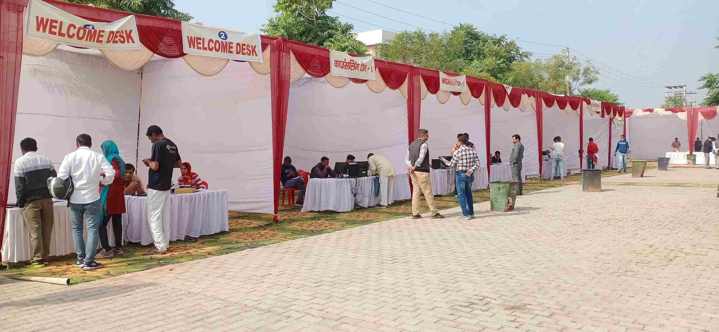 अंत्योदय मेले में विभिन्न योजनाओं के लिए आवेदन करते लोग। संवाद अंत्योदय मेले में विभिन्न योजनाओं के लिए आवेदन करते लोग। संवाद