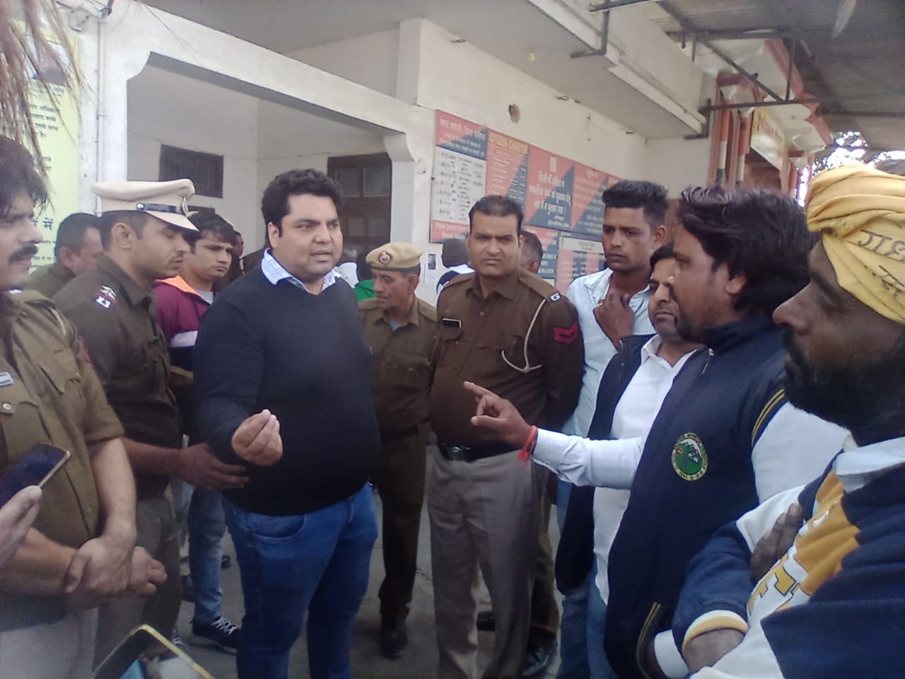 करंट की चपेट में आने से मरे ठेका कंपनी सुरेंद्र मौत पर कार्रवाई न होने पर पुलिस के साथ ही ग्रामीणो?