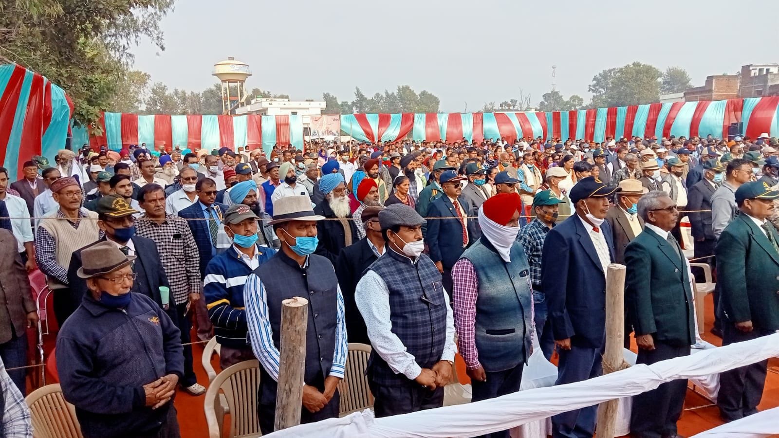 खटीमा के आईटीआई में शहीदों का नमन करते पूर्व सैनिक एवं आमजन। खटीमा के आईटीआई में शहीदों का नमन करते पूर्व सैनिक एवं आमजन।