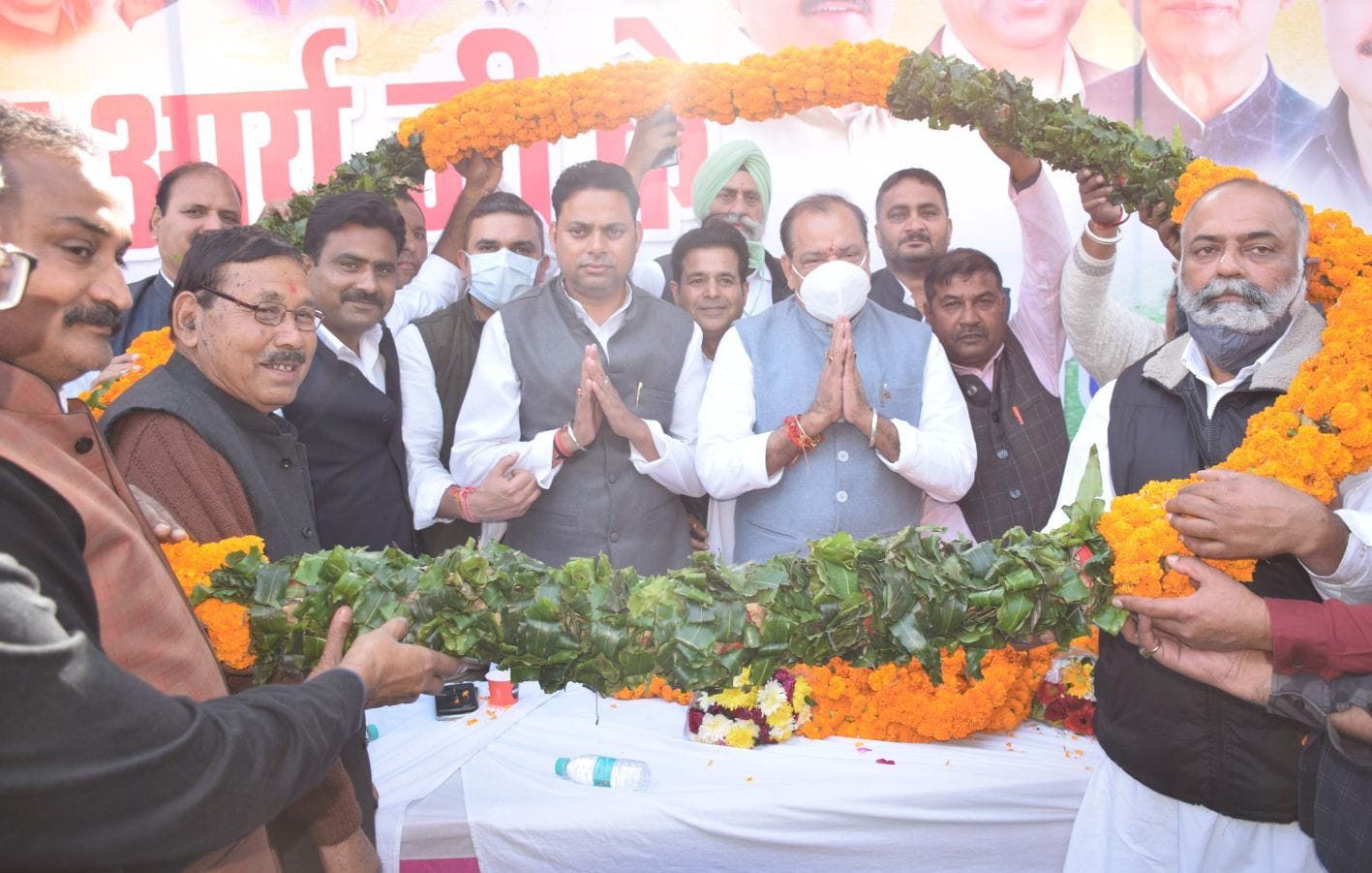 रुद्रपुर में पूर्व कैबिनेट मंत्री यशपाल आर्य का स्वागत करते कांग्रेसी।