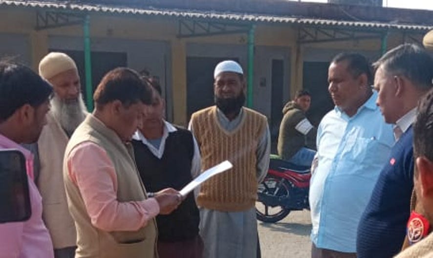 नजीबाबाद की मंडी समिति का निरीक्षण करते एसडीएम मनोज कुमार सिंह।