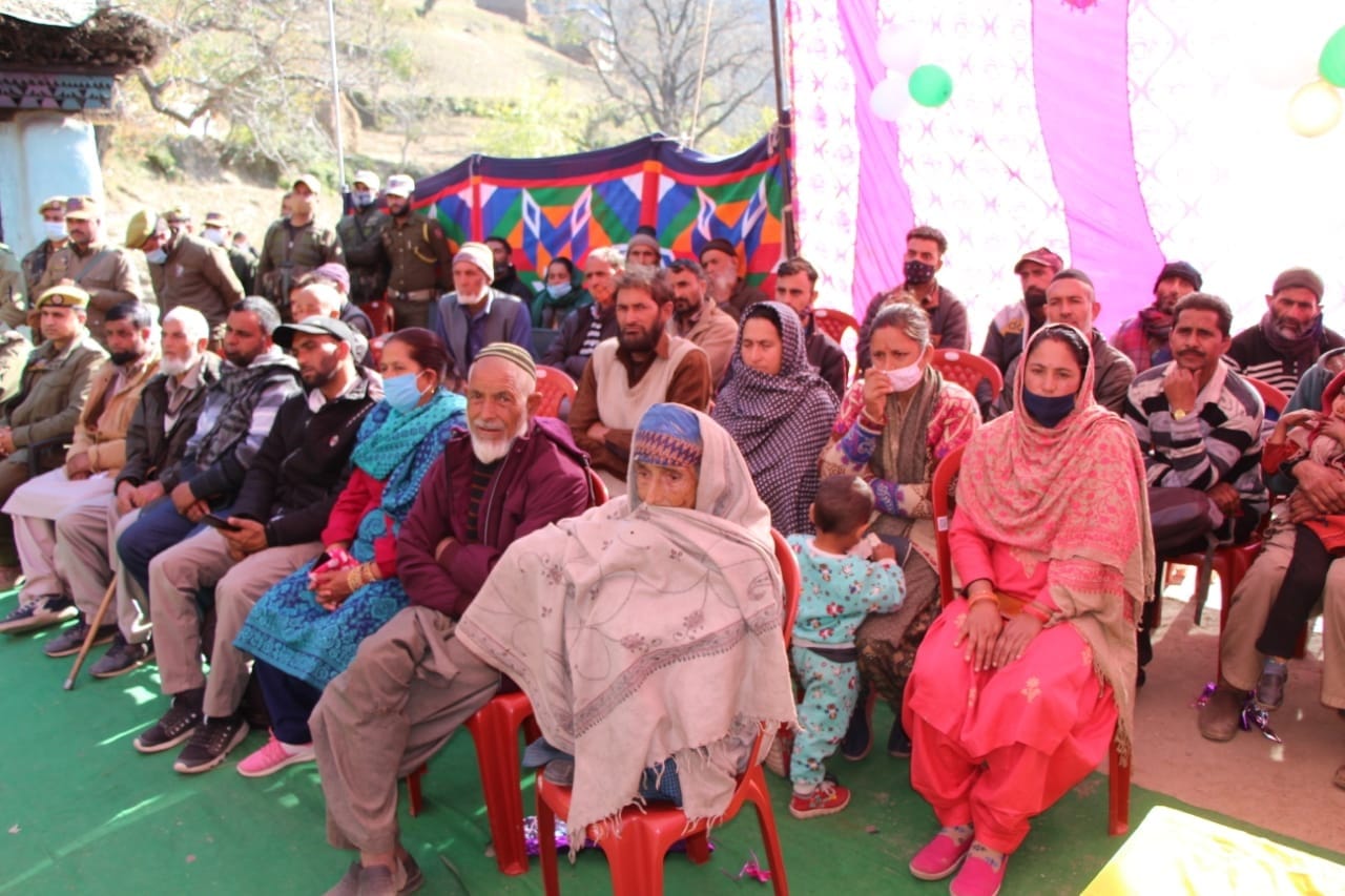 प्राइमरी स्कूल मेंदी में आयोजित किए गए कार्यक्रम के दौरान मौजूद लोग।