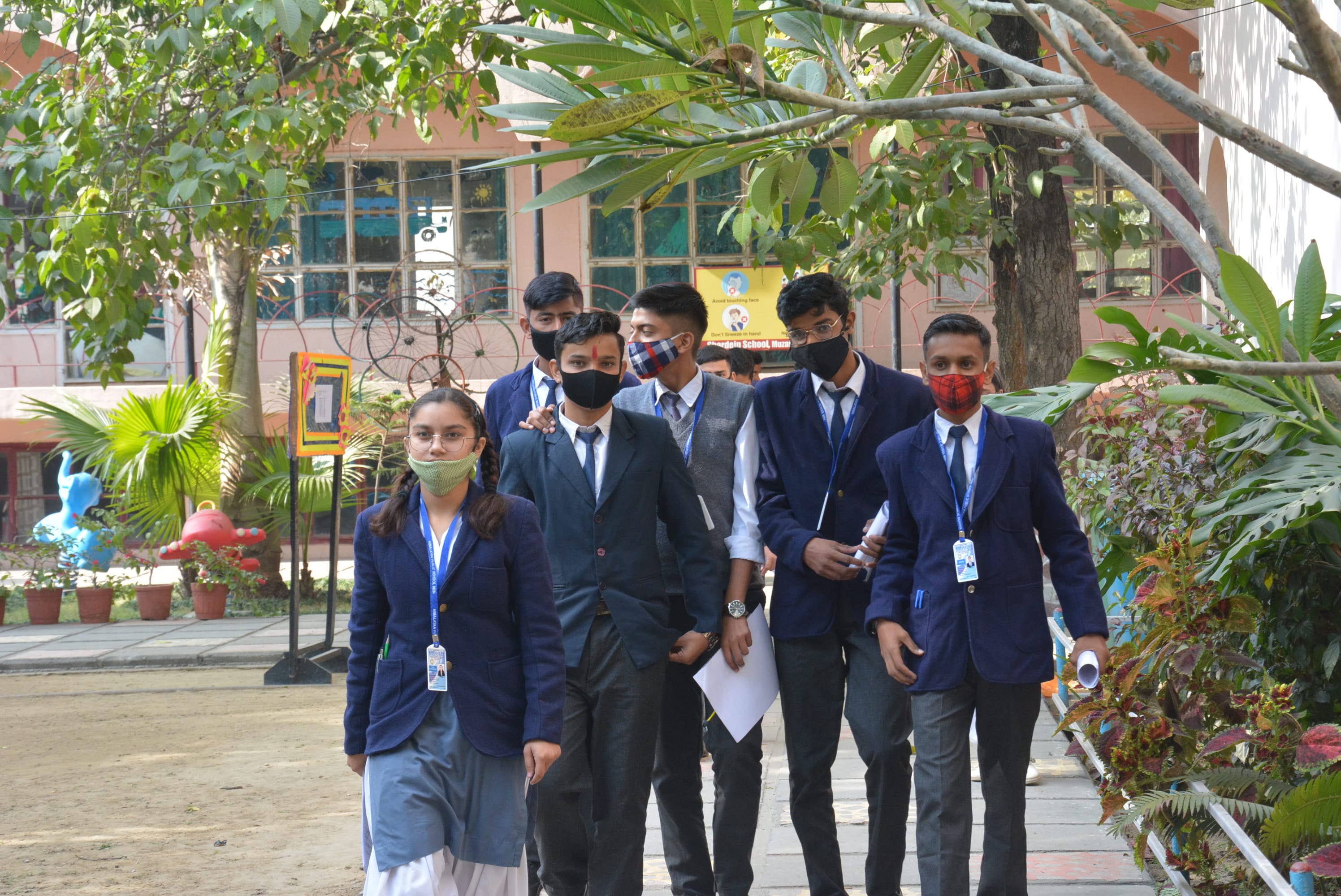 शारदेन स्कूल में टर्म वन की परीक्षा देकर बहार आते सीबीएसई के परीक्षार्थी। शारदेन स्कूल में टर्म वन की परीक्षा देकर बहार आते सीबीएसई के परीक्षार्थी।
