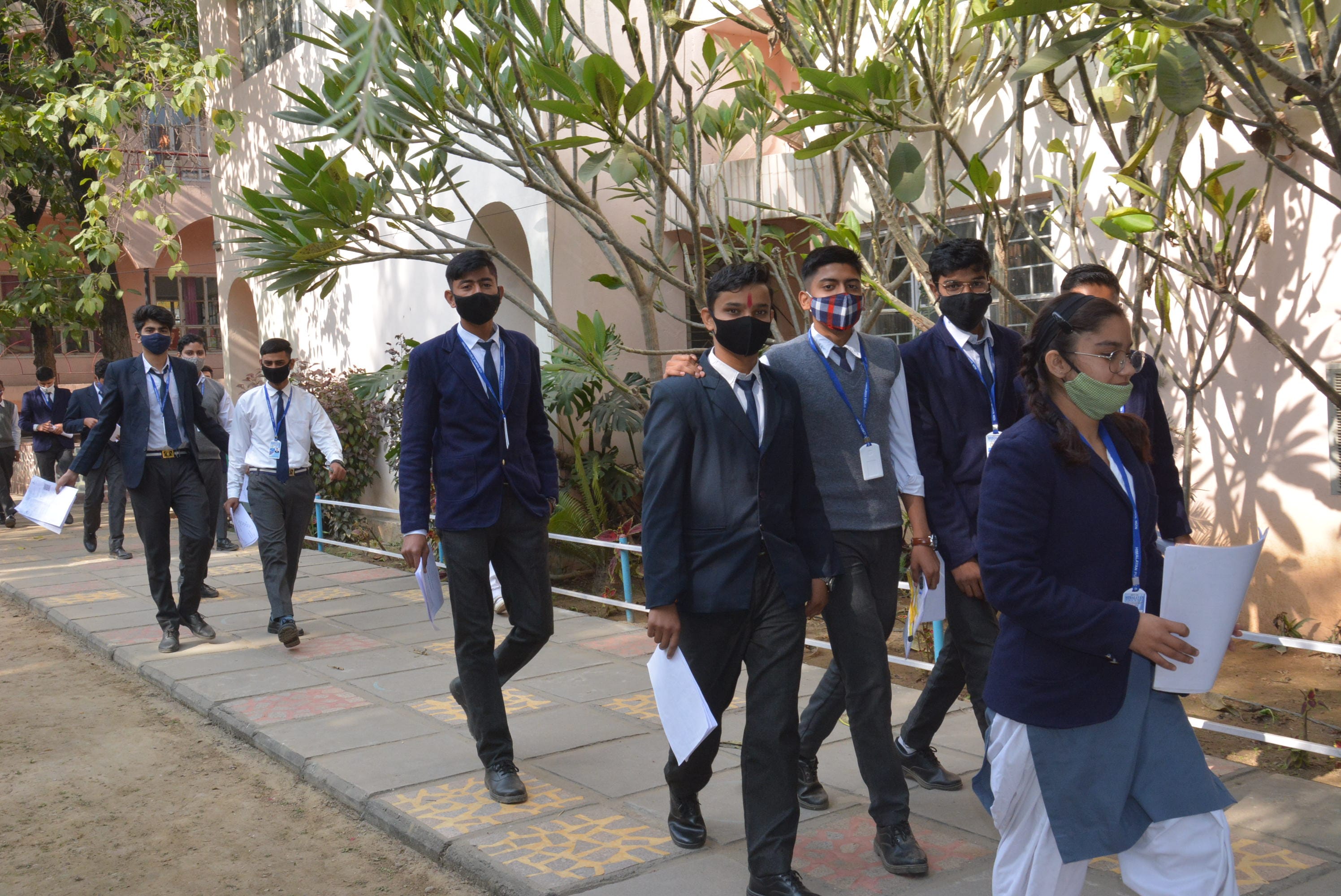 शारदेन स्कूल में टर्म वन की परीक्षा देकर बहार आते सीबीएसई के परीक्षार्थी। शारदेन स्कूल में टर्म वन की परीक्षा देकर बहार आते सीबीएसई के परीक्षार्थी।