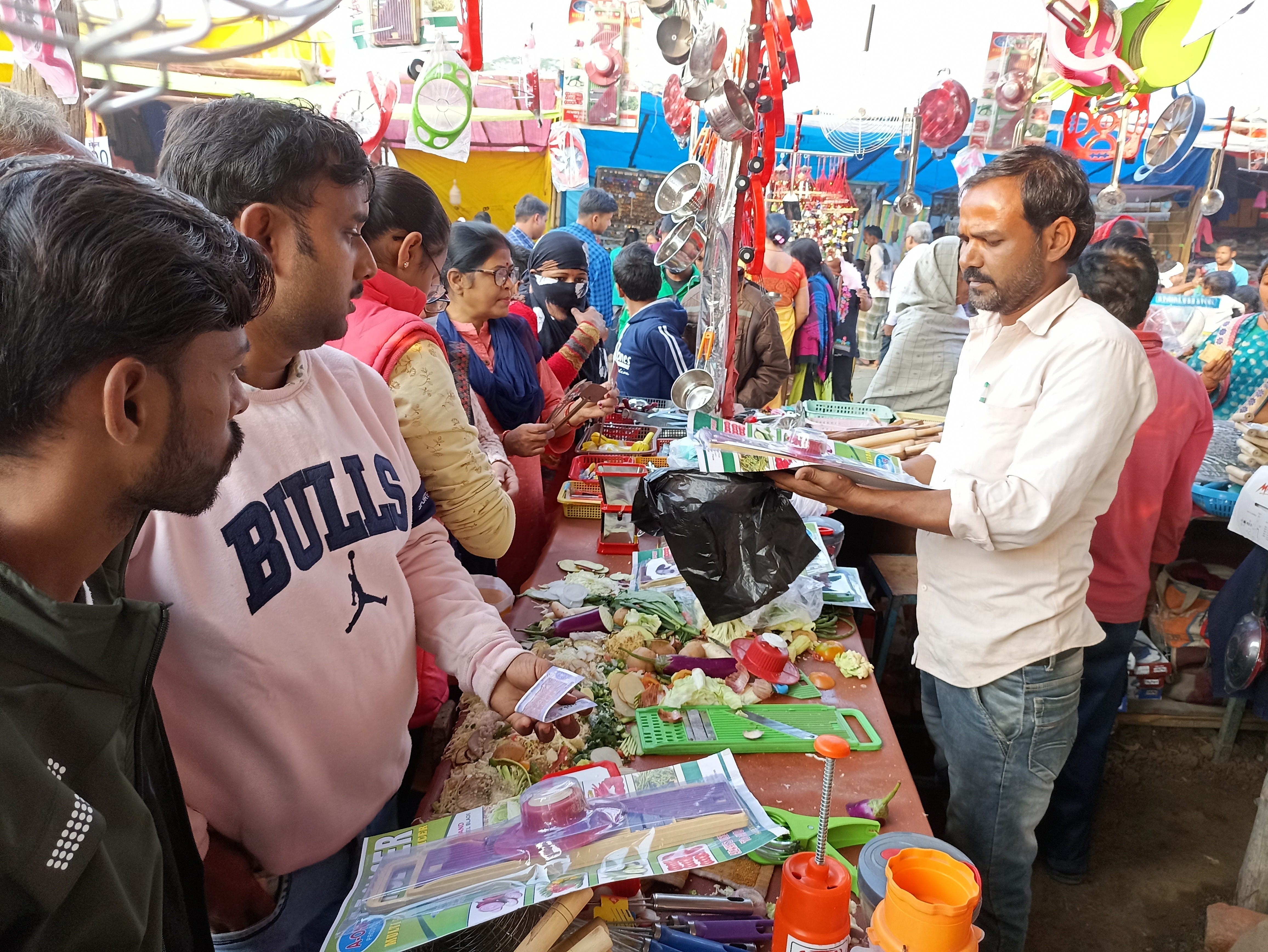 ददरी मेला के मीना बाजार घरेलू सामानों की खरीदारी करते लोग। ददरी मेला के मीना बाजार घरेलू सामानों की खरीदारी करते लोग।
