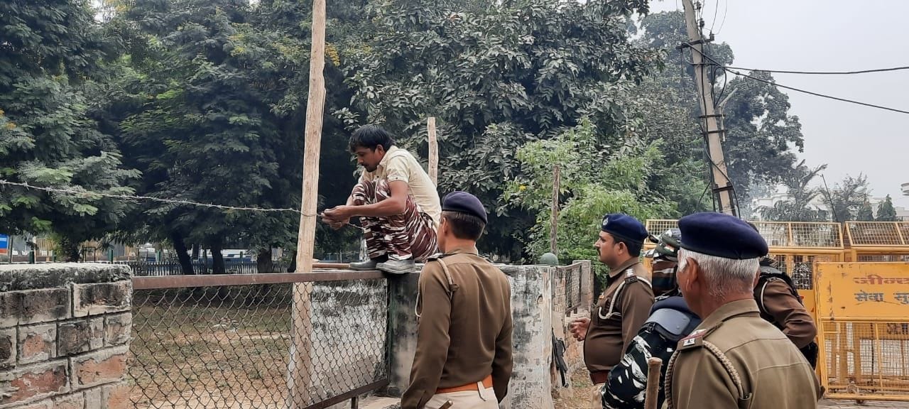 : जेजेपी कार्यालय के पास ग्रीन बेल्ट पर कंटेले तार लगवाते पुलिसकर्मी। संवाद। : जेजेपी कार्यालय के पास ग्रीन बेल्ट पर कंटेले तार लगवाते पुलिसकर्मी। संवाद।