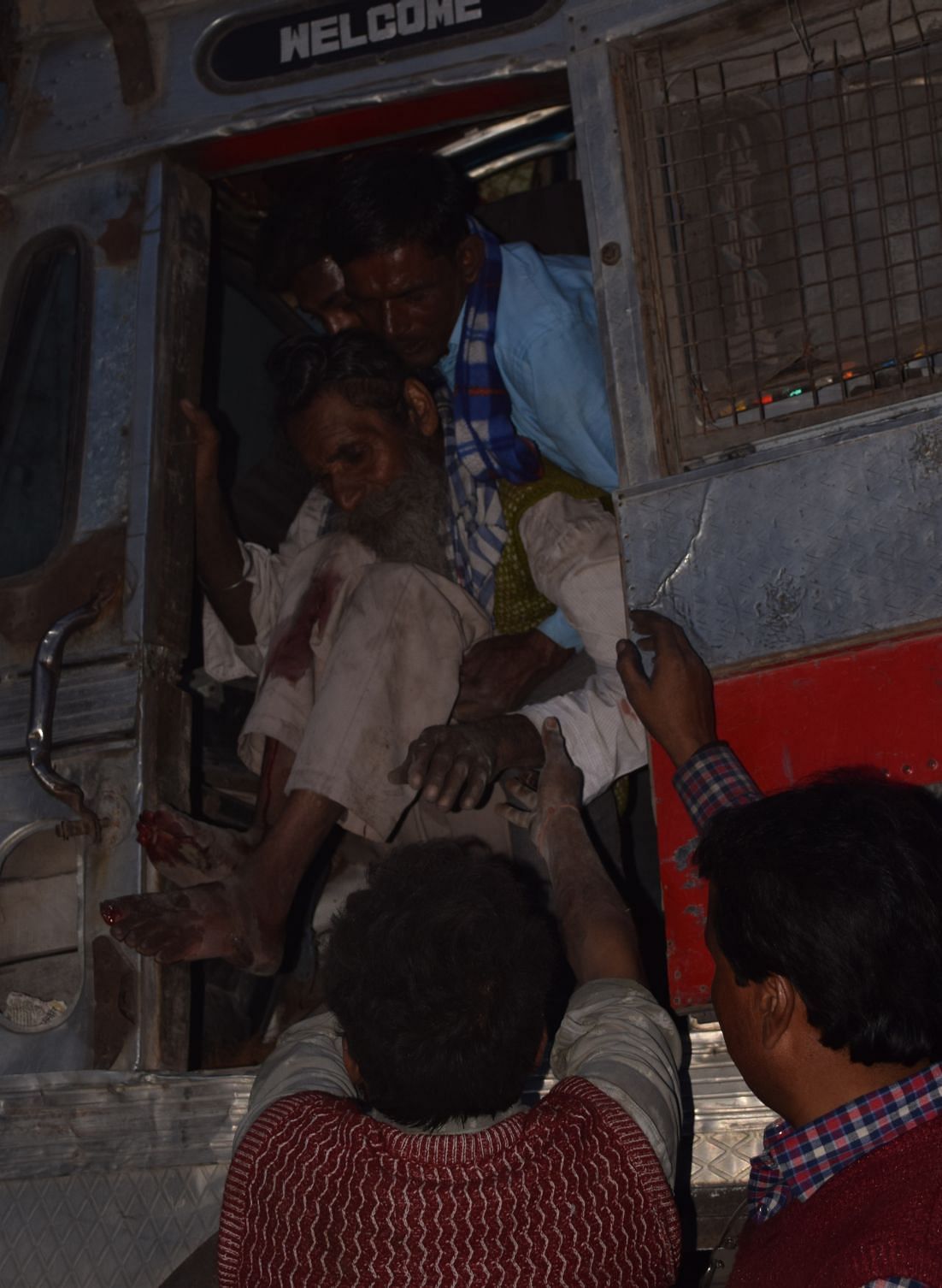 Pekerja mengeluarkan pengemudi yang terjebak di truk di stasiun kereta api Rudrapur. Pekerja mengeluarkan pengemudi yang terjebak di truk di stasiun kereta api Rudrapur.