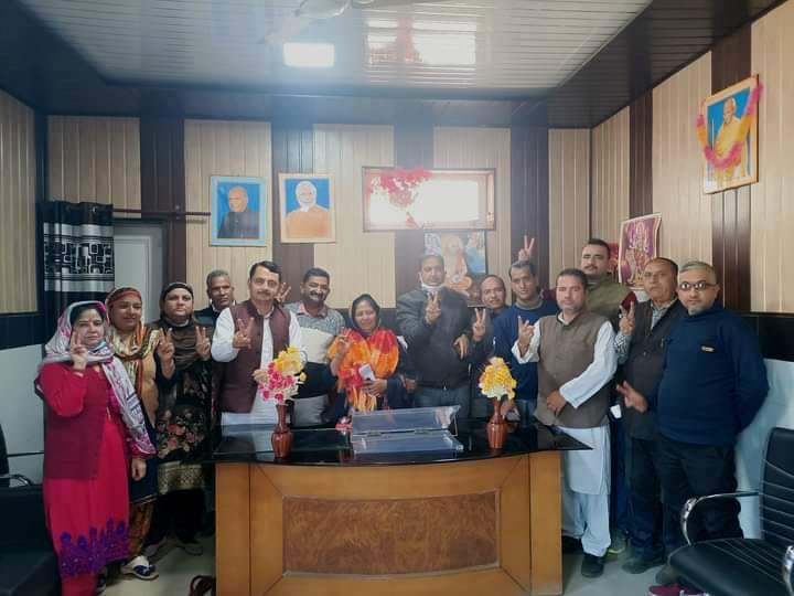 रामनगर में नगर पालिका चेयरमैन का चुनाव जीतने वाली बंती देवी रामनगर में नगर पालिका चेयरमैन का चुनाव जीतने वाली बंती देवी
