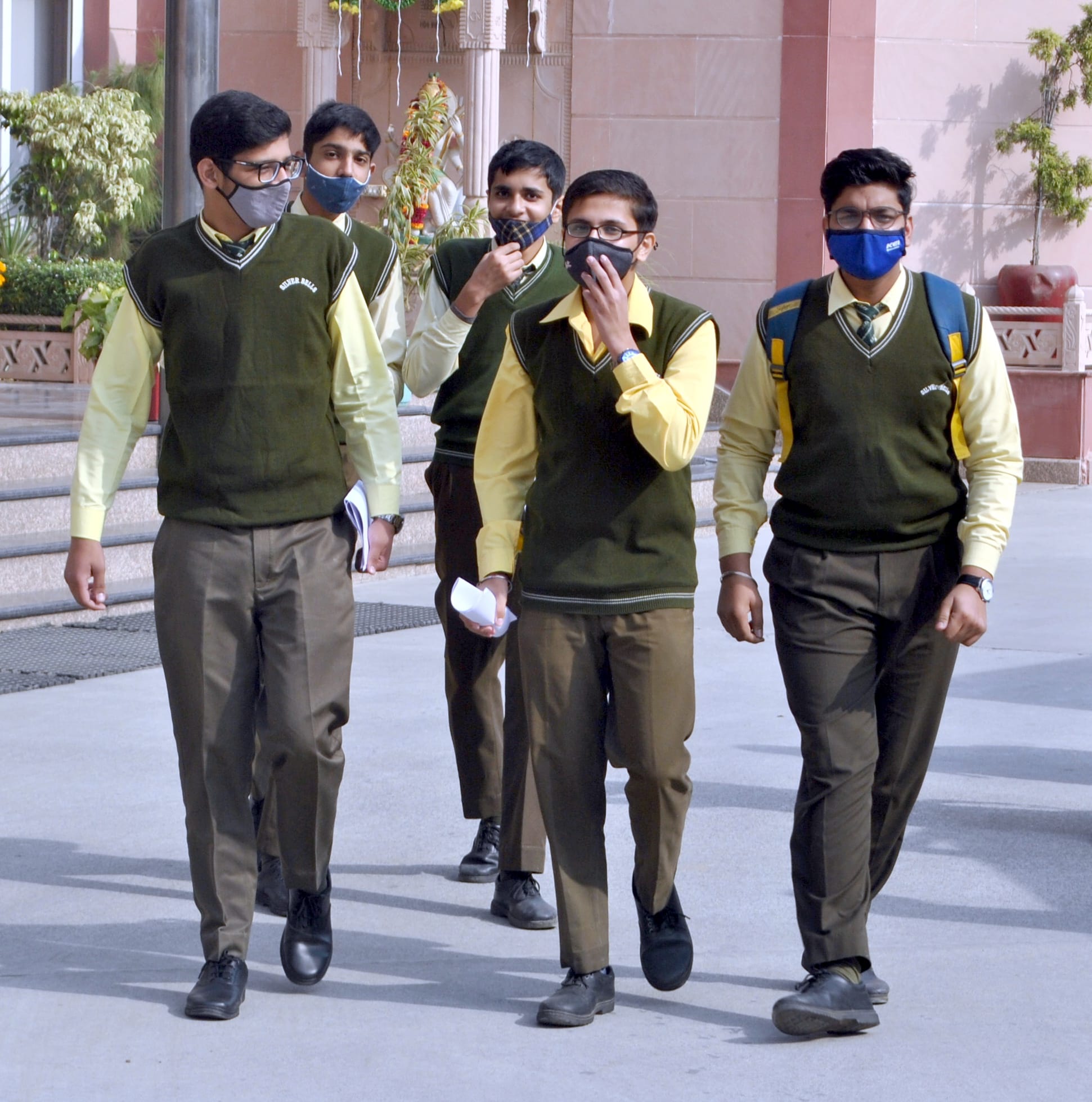 शामली सिल्वर बैल्स स्कूल में परीक्षा देकर लौटते छात्र शामली सिल्वर बैल्स स्कूल में परीक्षा देकर लौटते छात्र