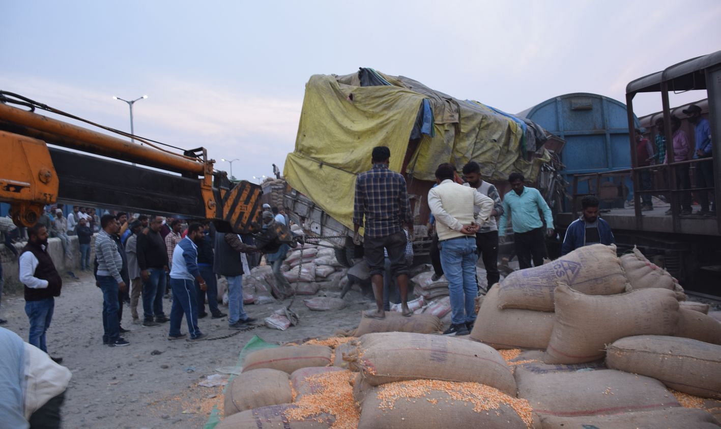 JCB mengevakuasi truk yang terjebak di kereta barang di stasiun kereta api Rudrapur. JCB mengevakuasi truk yang terjebak di kereta barang di stasiun kereta api Rudrapur.