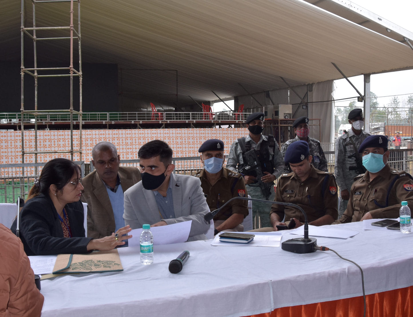 पुवांरका मे शांकभरी देवी विश्वविद्यालय का शिलान्यास कार्यक्रम स्थल पर बने मंच का निरीक्षण करते 