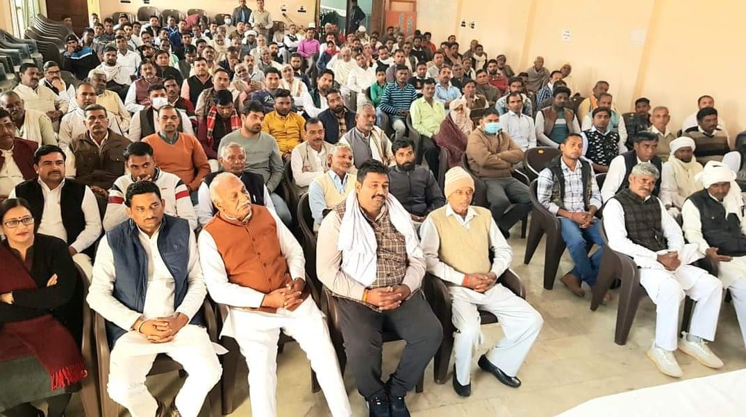 थानाभवन में पंचायत प्रतिनिधि सम्मेलन  में शामिल लोग।