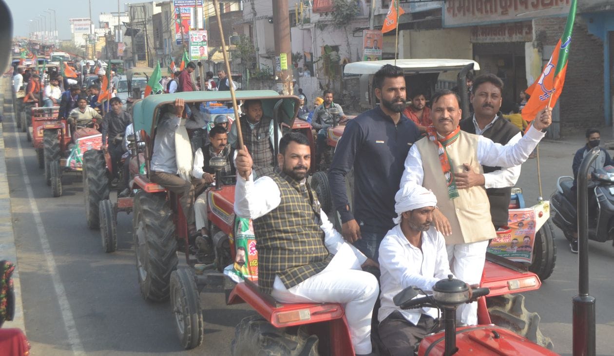 गढ़ रोड से जाती भाजपा की ट्रैक्टर रैली संवाद गढ़ रोड से जाती भाजपा की ट्रैक्टर रैली संवाद