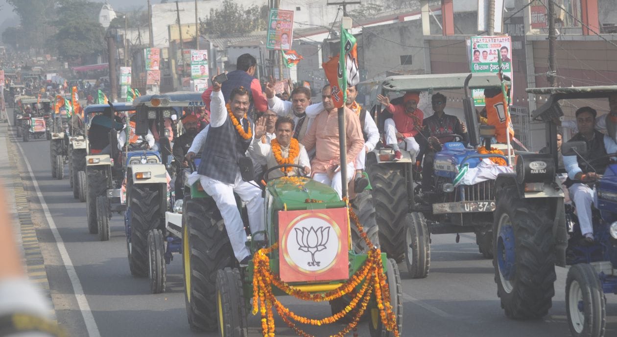 गढ़ रोड से जाती भाजपा की ट्रैक्टर रैली संवाद गढ़ रोड से जाती भाजपा की ट्रैक्टर रैली संवाद