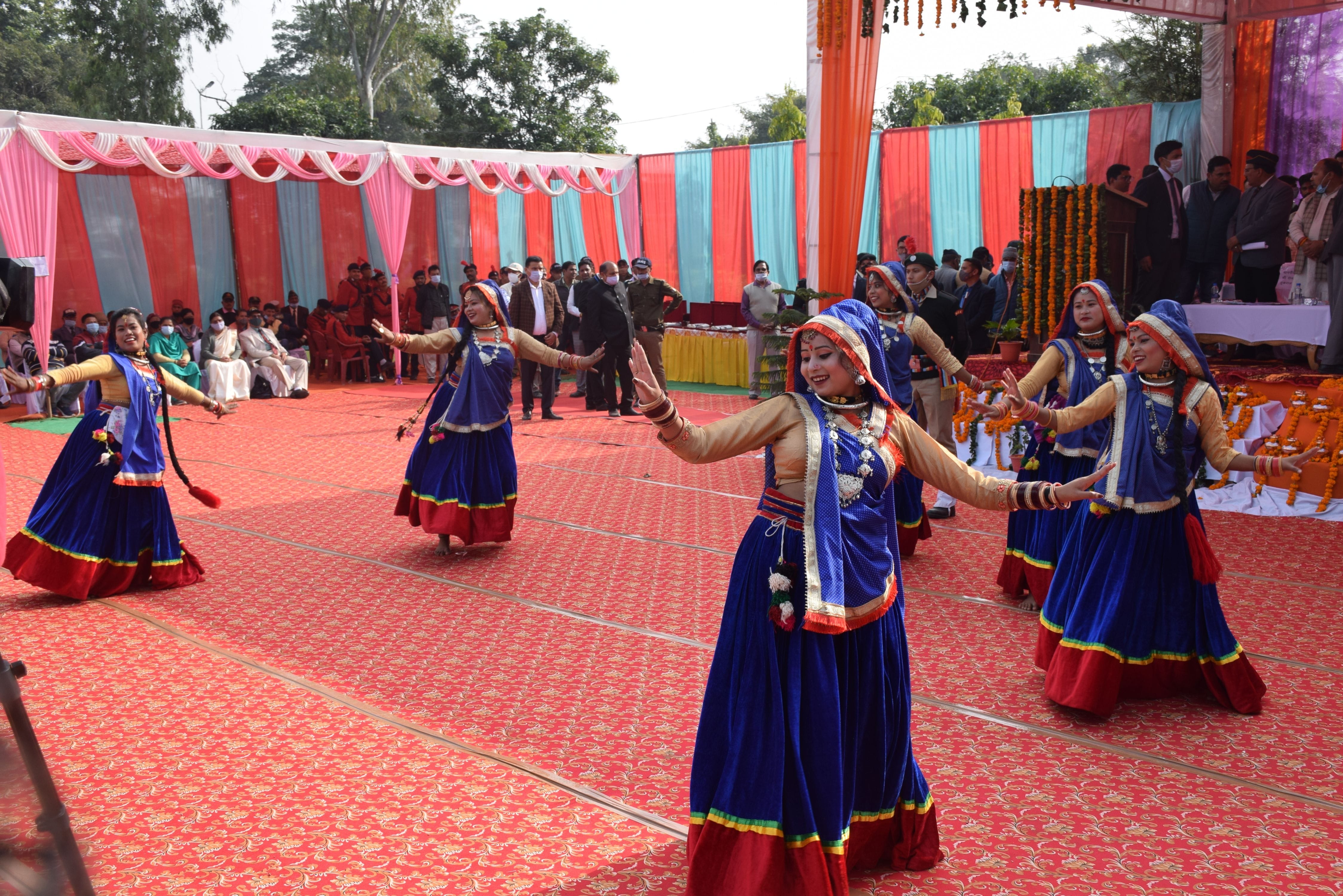 खटीमा में स्वागत गीत प्रस्तुत करतीं जनजाति महिलाएं। खटीमा में स्वागत गीत प्रस्तुत करतीं जनजाति महिलाएं।