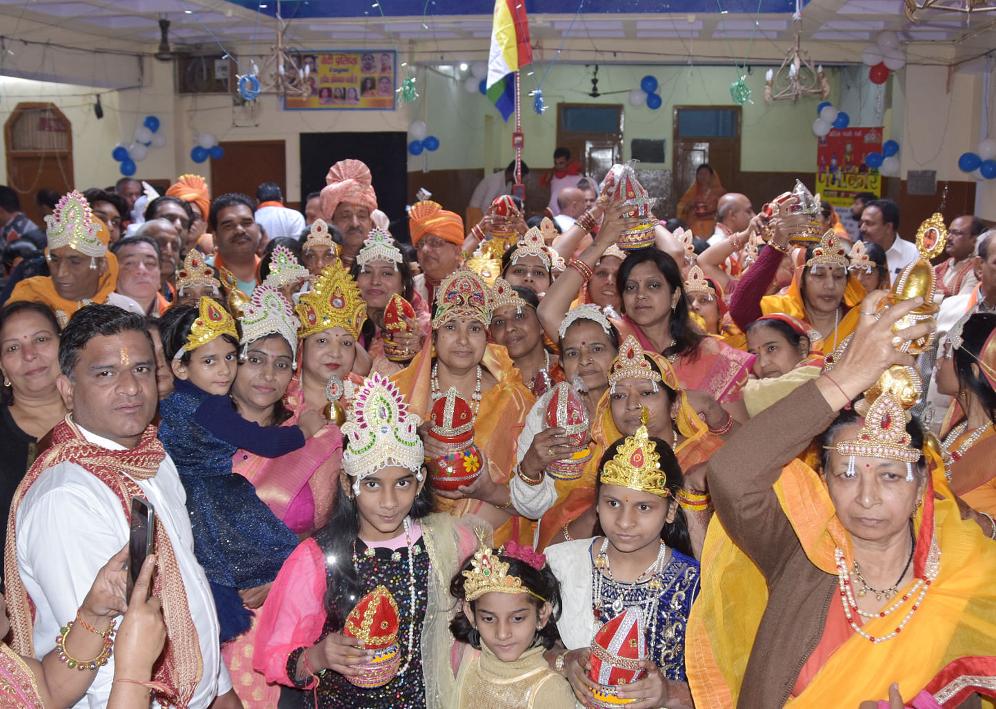 Les gens de la communauté Jain impliqués dans le Kalash Yatra du temple Jain situé à Mohalla Chaudhriyan.