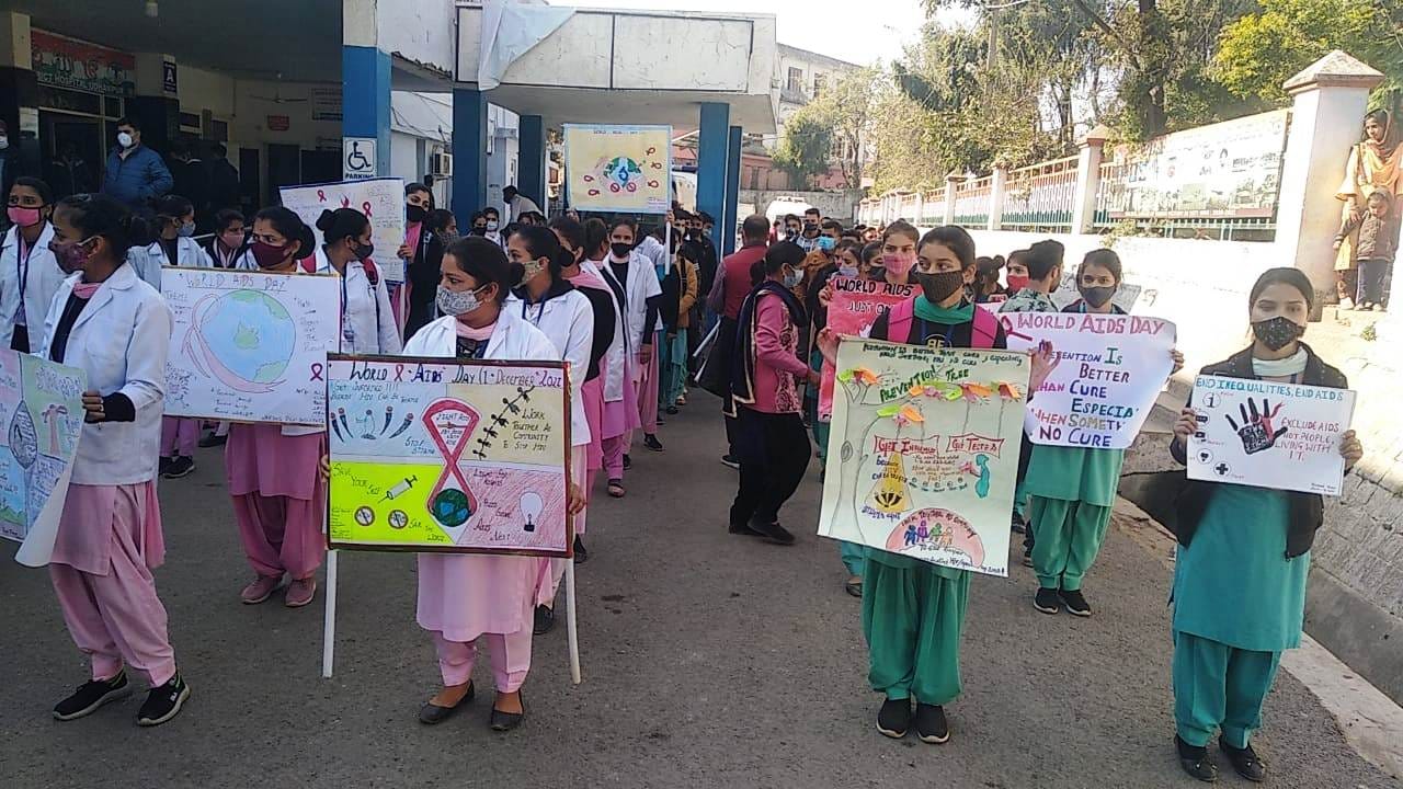 उधमपुर में विश्व एड्स दिवस पर निकाली गई रैली उधमपुर में विश्व एड्स दिवस पर निकाली गई रैली