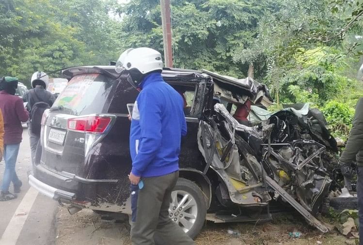 Car Accident in Tanda forest | टांडा जंगल में ट्रक से भिड़ी कार, महिला कांग्रेस नेता के बेटे की मौत, दोस्त घायल 