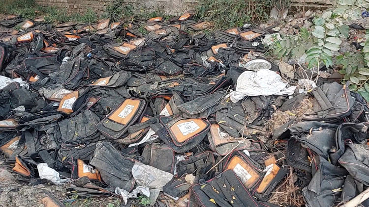 Des milliers de cartables retrouvés jetés sur le campus de Brc