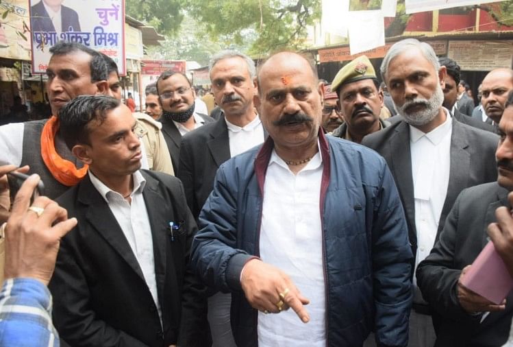 Bahubali Mla Vijay Mishra a comparu devant un tribunal dans une affaire de viol collectif de la prison d’Agra à Varanasi