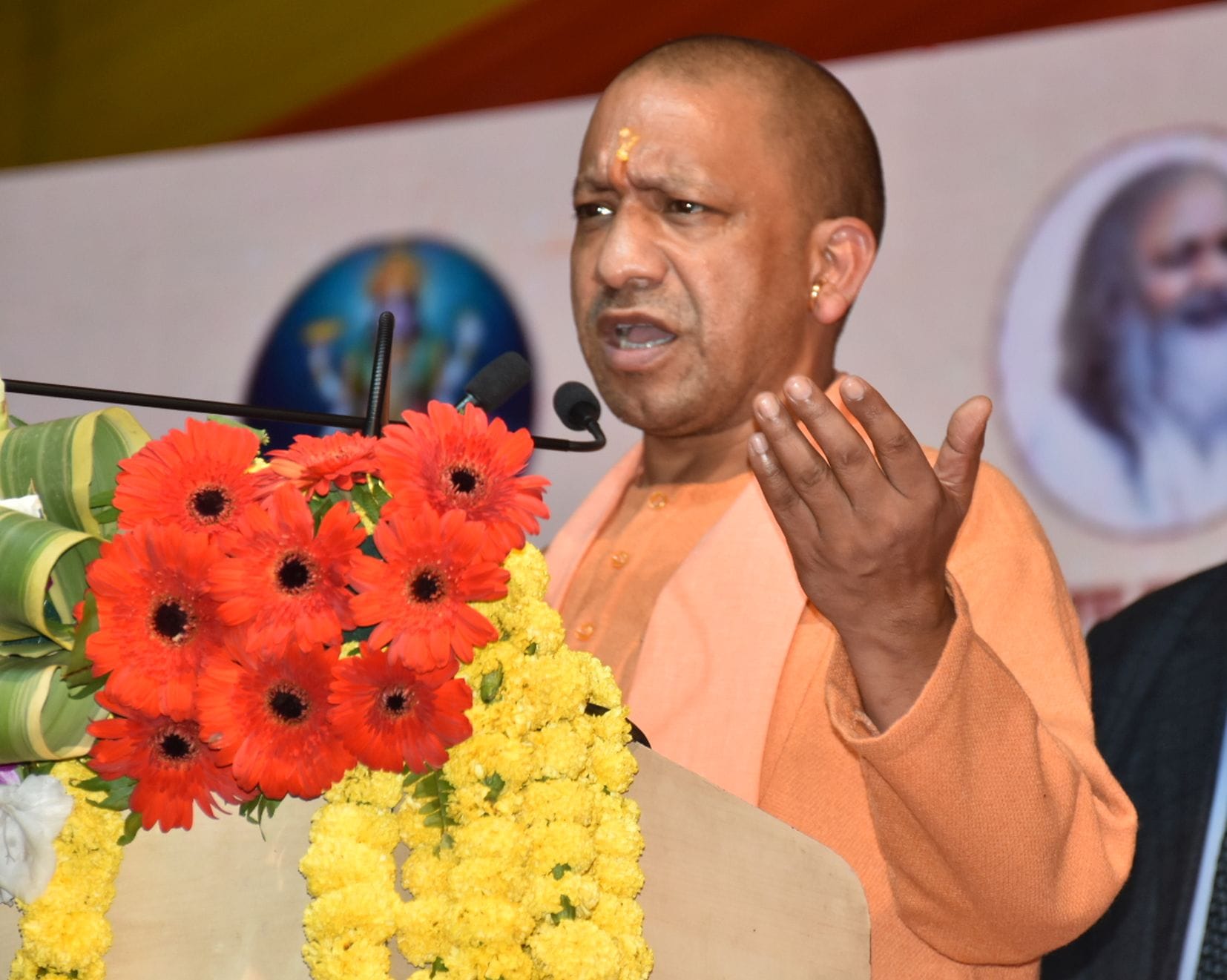 अयोध्या-महर्षि वेद विज्ञान विद्यापीठ में महायज्ञ के पूर्णाहुति में आयोजित कार्यक्रम को संबोधि?
